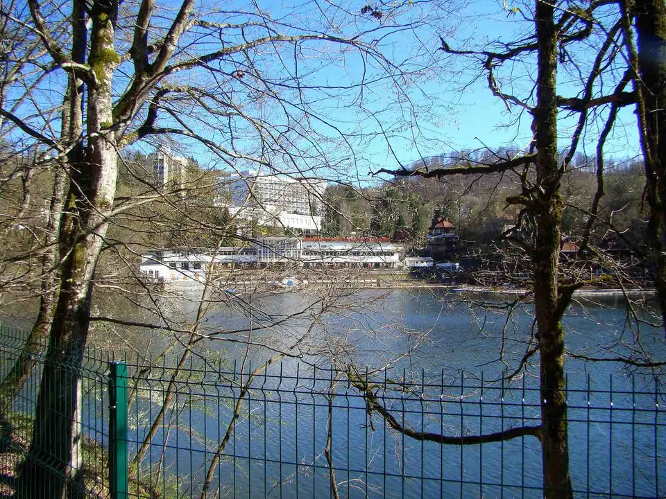Lacul Ursu din Sovata și hotelurile cu bază de tratament de pe mal