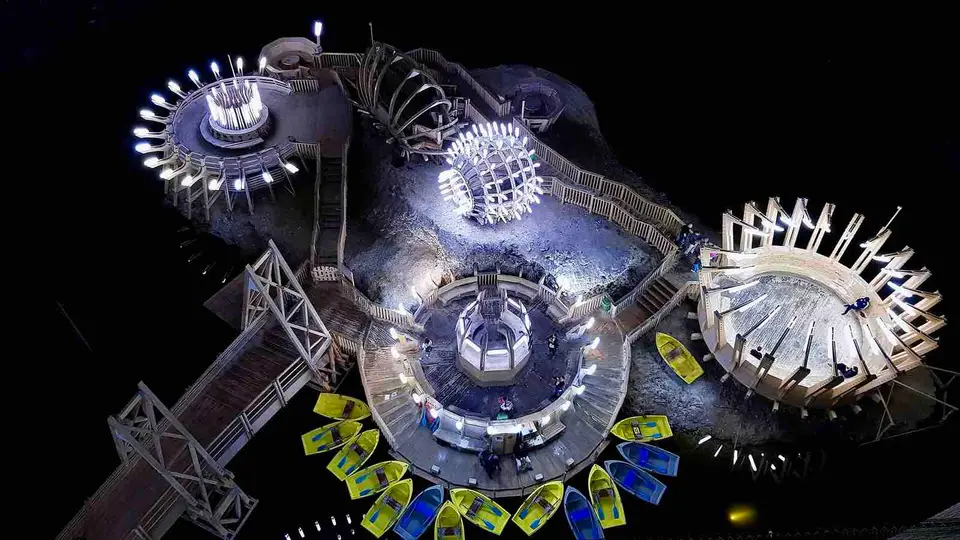 Mina Rudolf din Salina Turda, cu roata panoramică și bărcile de pe lacul subteran