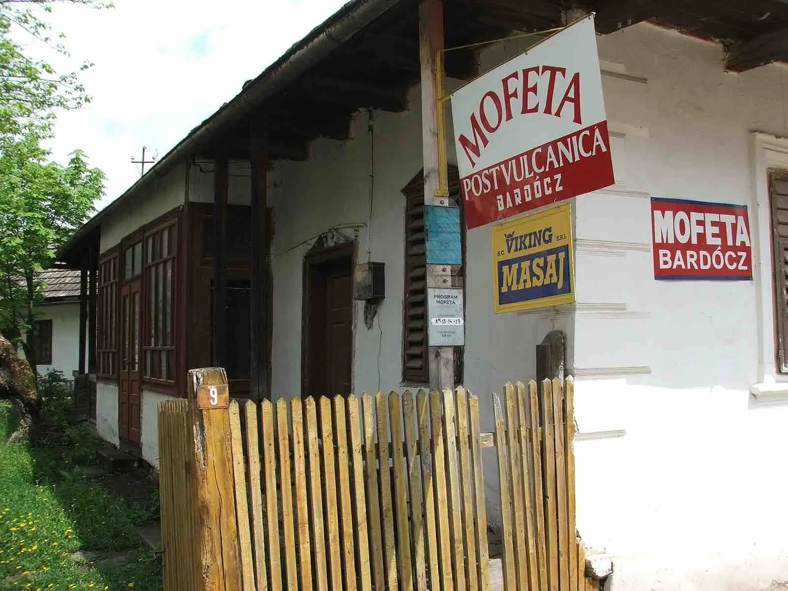 Clădirea mofetei de la Bardoc (Brăduț), județul Covasna, cu firma Mofeta