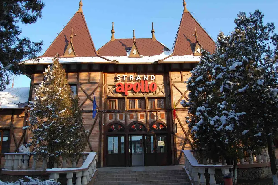 Intrarea Ștrandului Apollo din Băile Felix iarna, cu zăpadă pe brazi