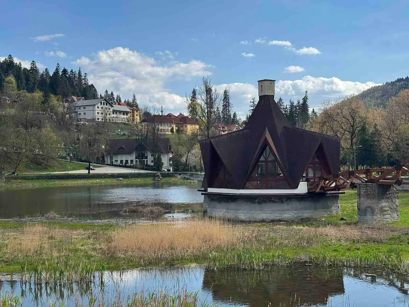 Lacul Ciucaș și pavilionul de lemn din Băile Tușnad, una dintre stațiunile cu bilete de la Casa de Pensii