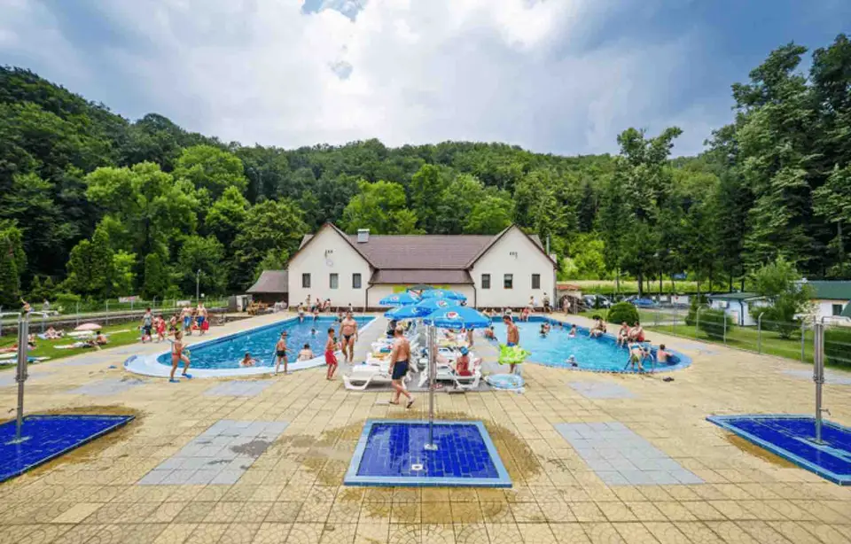 Ce vizitezi la Moneasa: ștrandul termal, parcul și Munții Codru-Moma