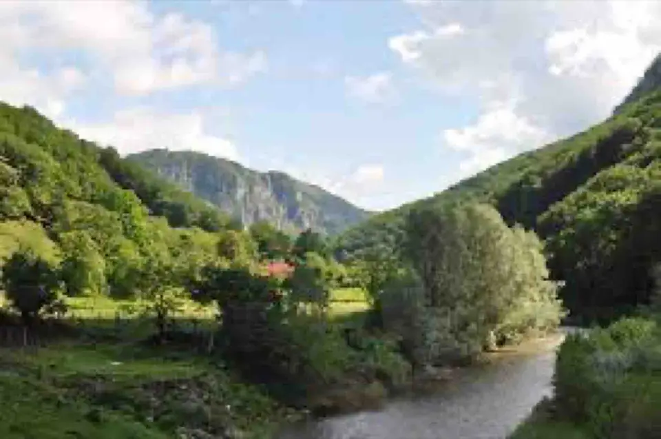 Trasee turistice în Băile Herculane: Domogled, Crucea Albă, grotele și cascadele