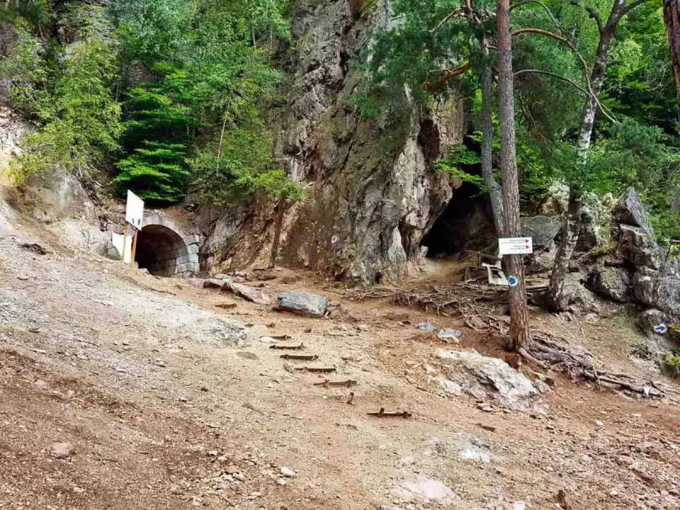 Peștera Sulfuroasa